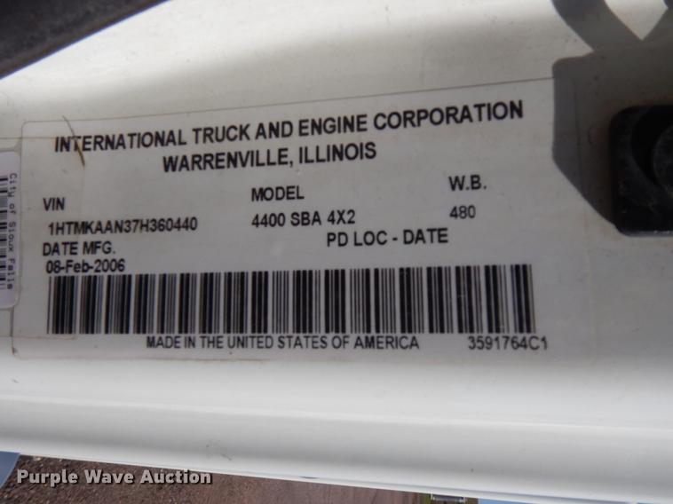 image for item DC4523 2007 International 4400 digger derrick truck
