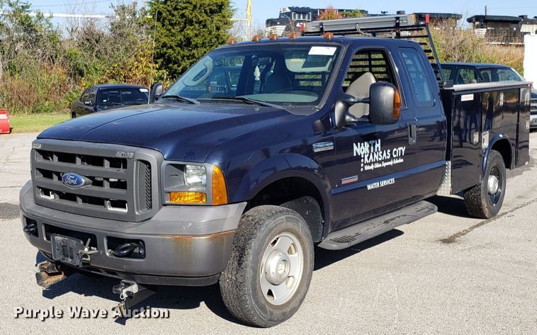 image for item DG8771 2005 Ford F250 Super Duty SuperCab utility bed pickup truck