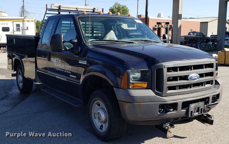 image for item DG8771 2005 Ford F250 Super Duty SuperCab utility bed pickup truck