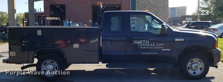 image for item DG8771 2005 Ford F250 Super Duty SuperCab utility bed pickup truck