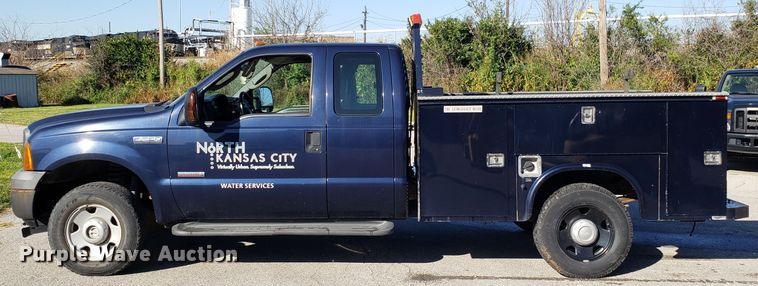 image for item DG8771 2005 Ford F250 Super Duty SuperCab utility bed pickup truck