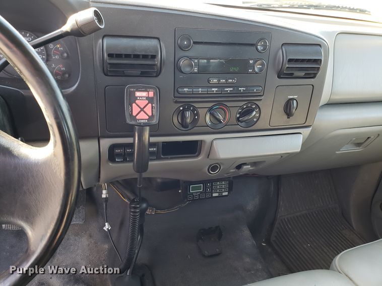 image for item DG8771 2005 Ford F250 Super Duty SuperCab utility bed pickup truck