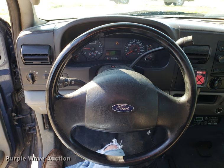 image for item DG8771 2005 Ford F250 Super Duty SuperCab utility bed pickup truck