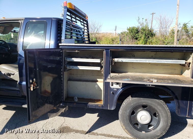 image for item DG8771 2005 Ford F250 Super Duty SuperCab utility bed pickup truck