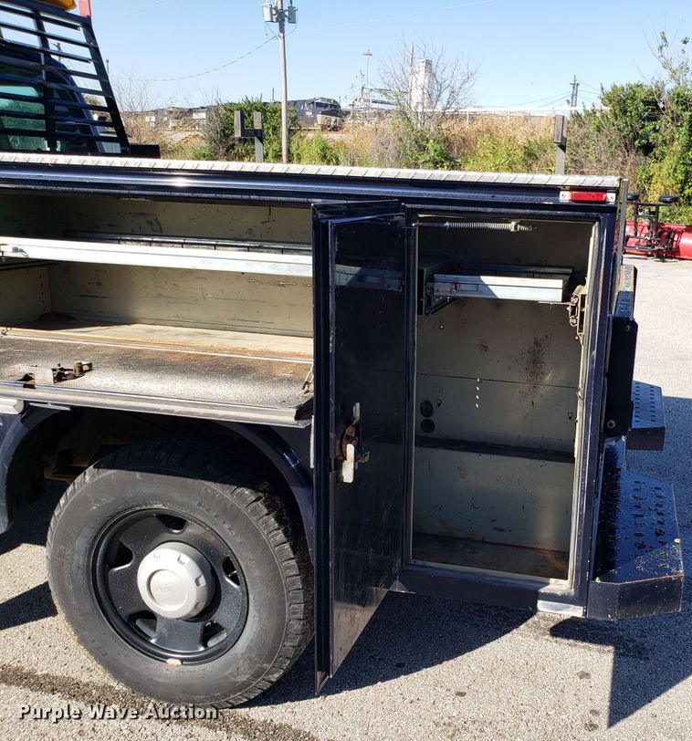 image for item DG8771 2005 Ford F250 Super Duty SuperCab utility bed pickup truck