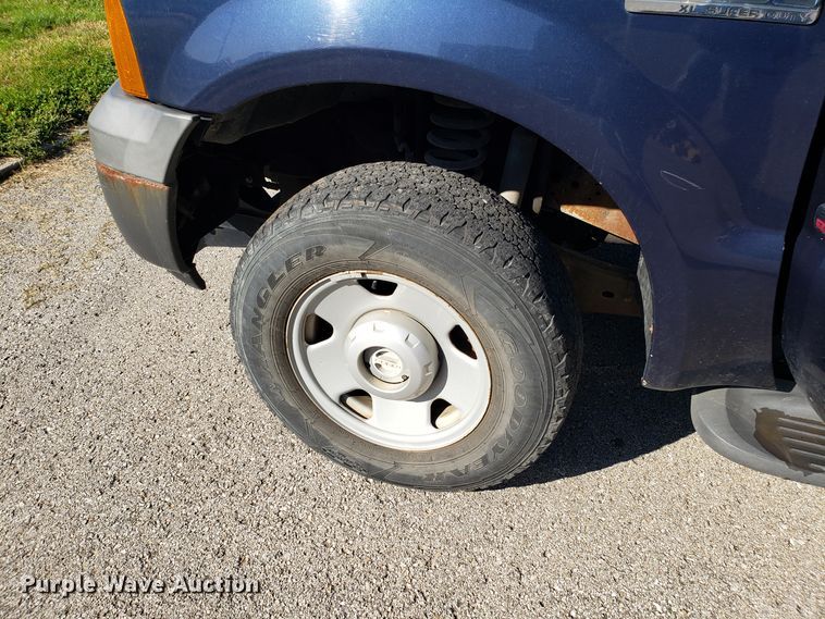 image for item DG8771 2005 Ford F250 Super Duty SuperCab utility bed pickup truck