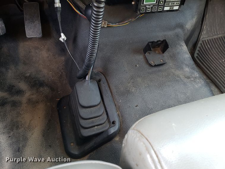 image for item DG8771 2005 Ford F250 Super Duty SuperCab utility bed pickup truck