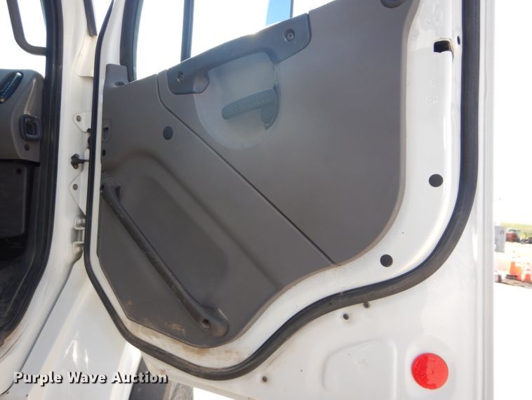 image for item DH2639 2011 Freightliner Business Class M2 flatbed truck