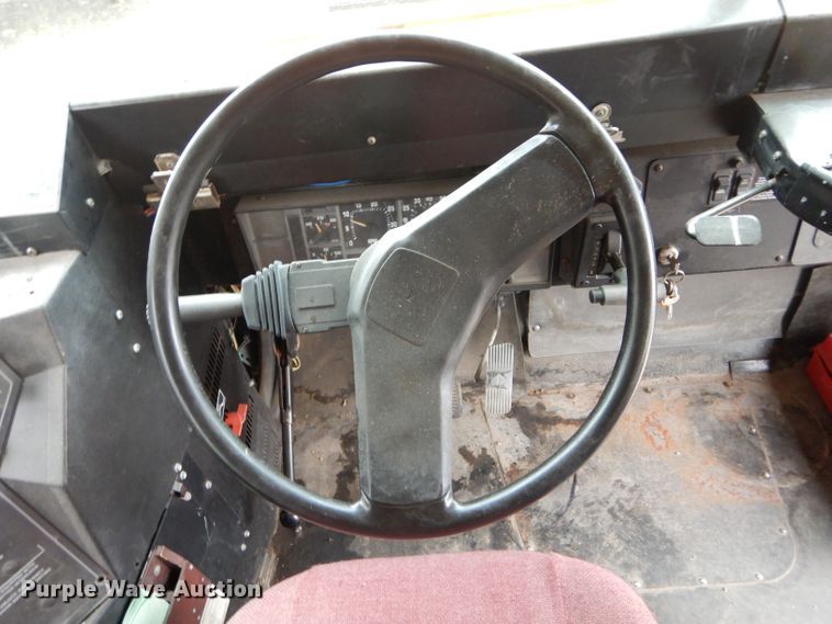 image for item DH3617 1999 International 3800 school bus