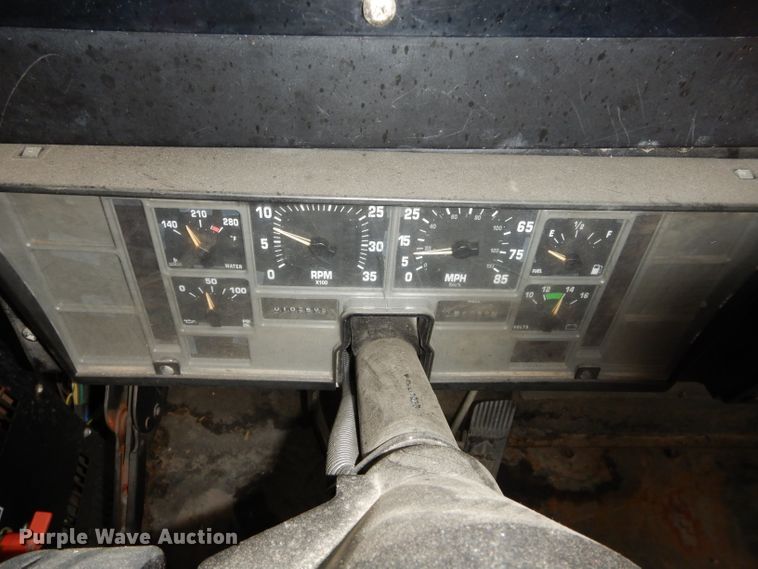 image for item DH3617 1999 International 3800 school bus