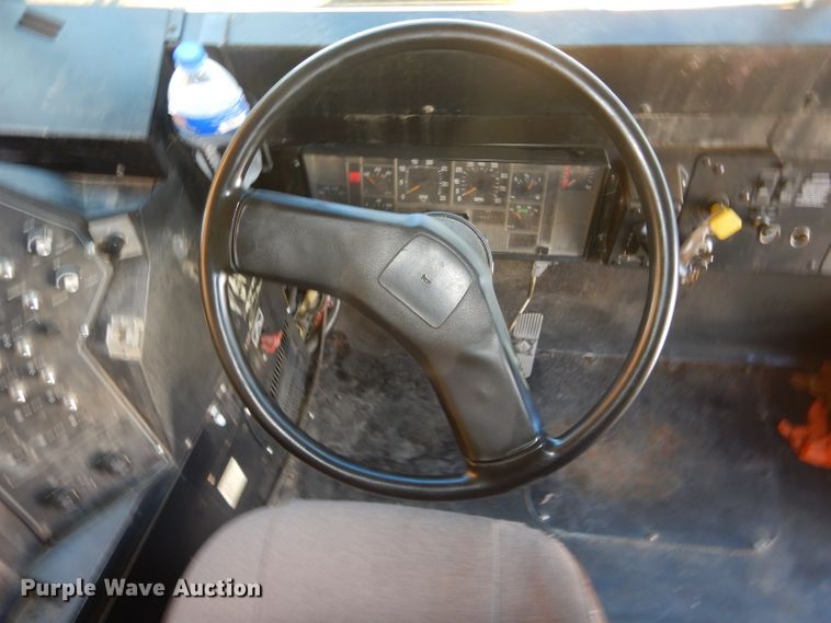 image for item DH3618 2000 International 3800 school bus