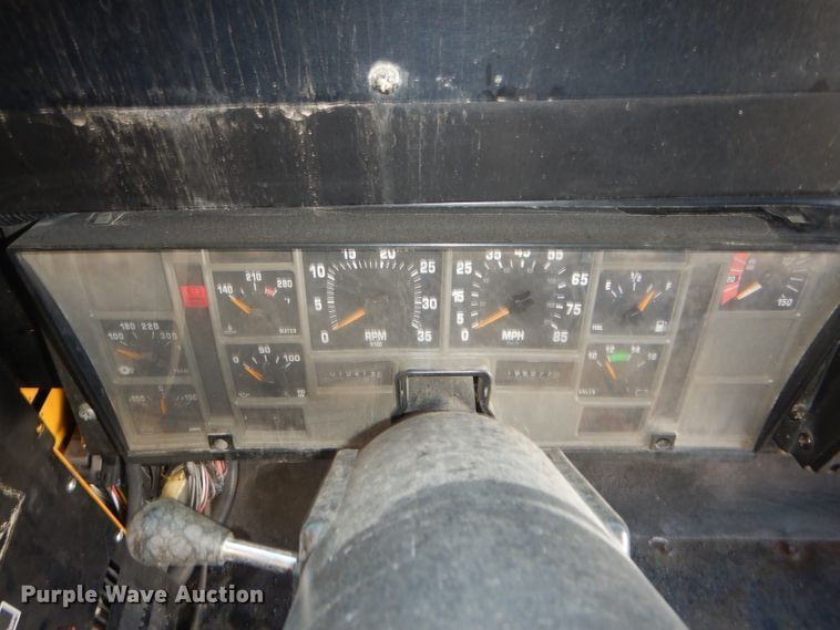 image for item DH3618 2000 International 3800 school bus