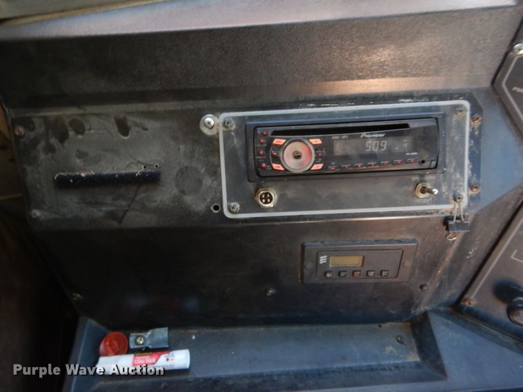 image for item DH3618 2000 International 3800 school bus