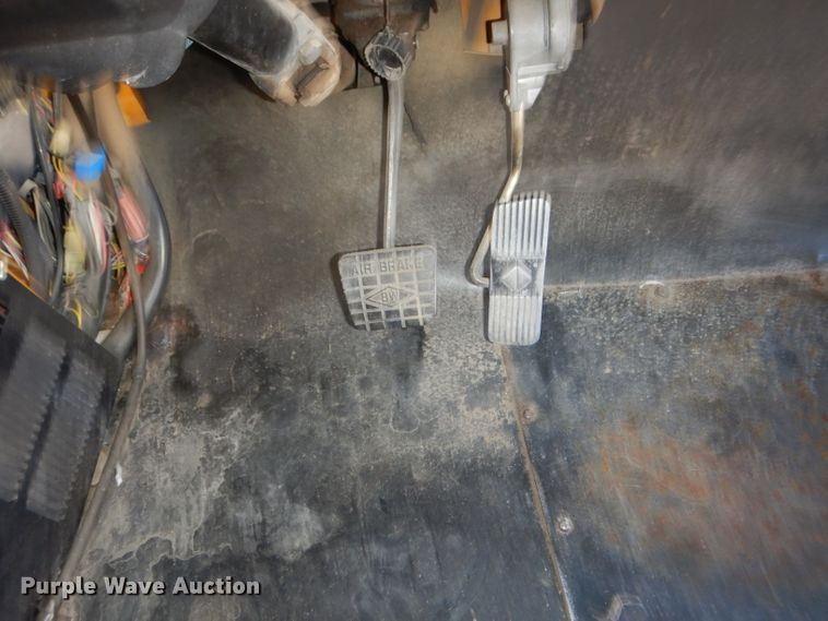 image for item DH3618 2000 International 3800 school bus