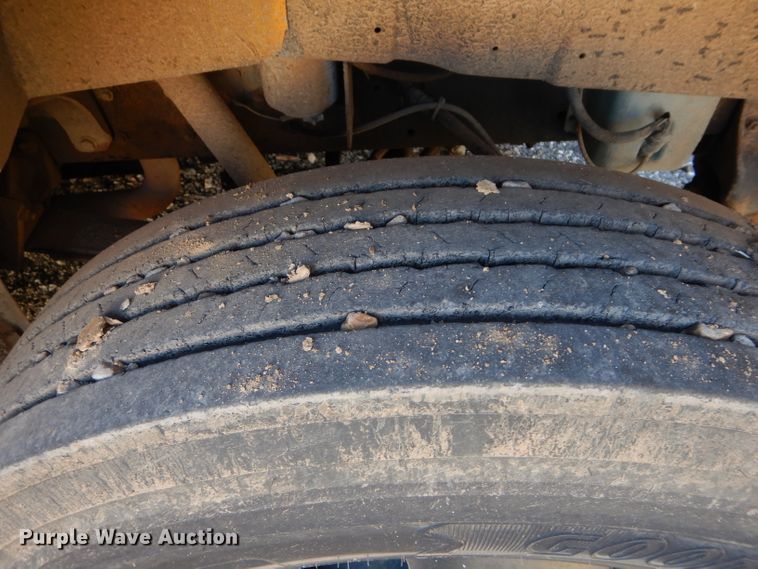 image for item DH3618 2000 International 3800 school bus