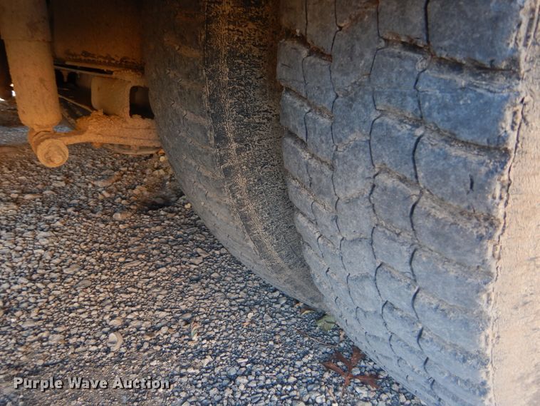 image for item DH3618 2000 International 3800 school bus