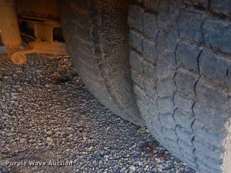 image for item DH3618 2000 International 3800 school bus