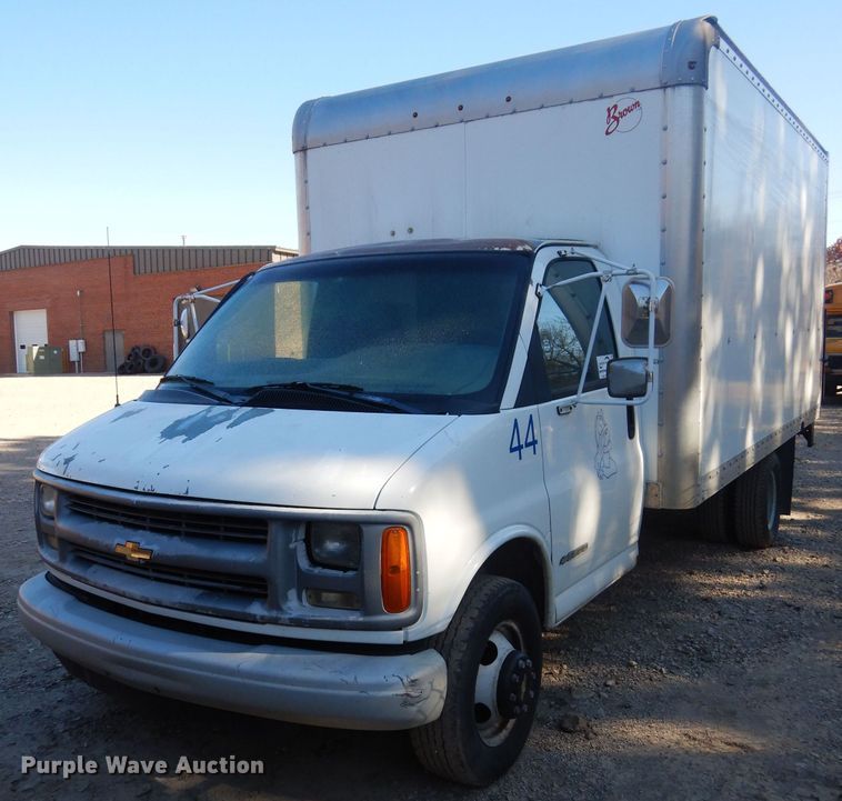 image for item DH3620 2000 Chevrolet Express 3500 box truck
