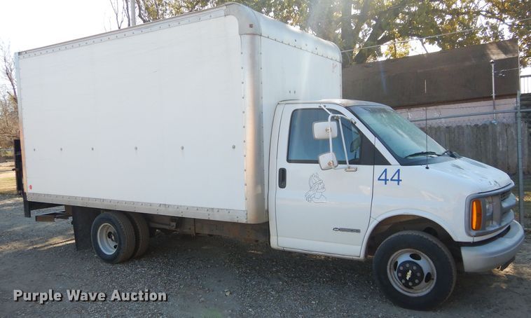 image for item DH3620 2000 Chevrolet Express 3500 box truck