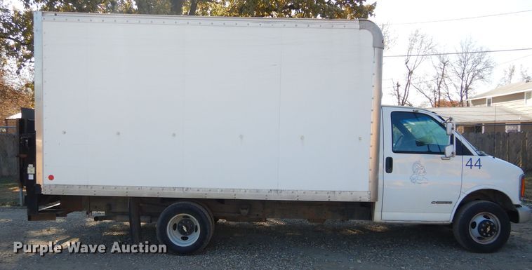 image for item DH3620 2000 Chevrolet Express 3500 box truck