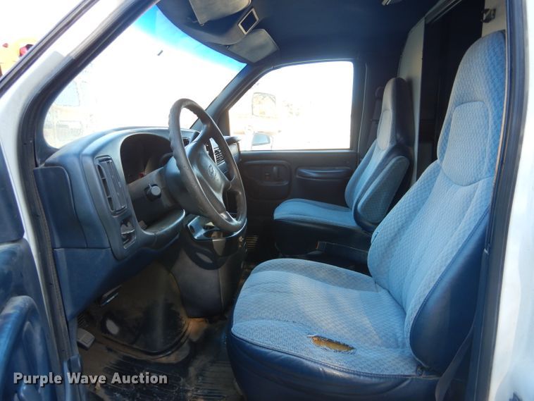 image for item DH3620 2000 Chevrolet Express 3500 box truck