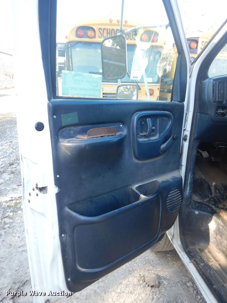 image for item DH3620 2000 Chevrolet Express 3500 box truck