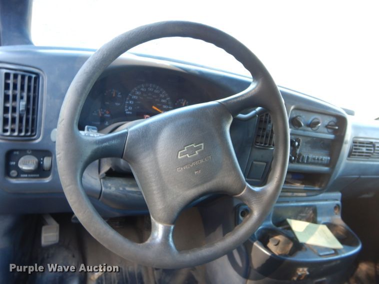 image for item DH3620 2000 Chevrolet Express 3500 box truck