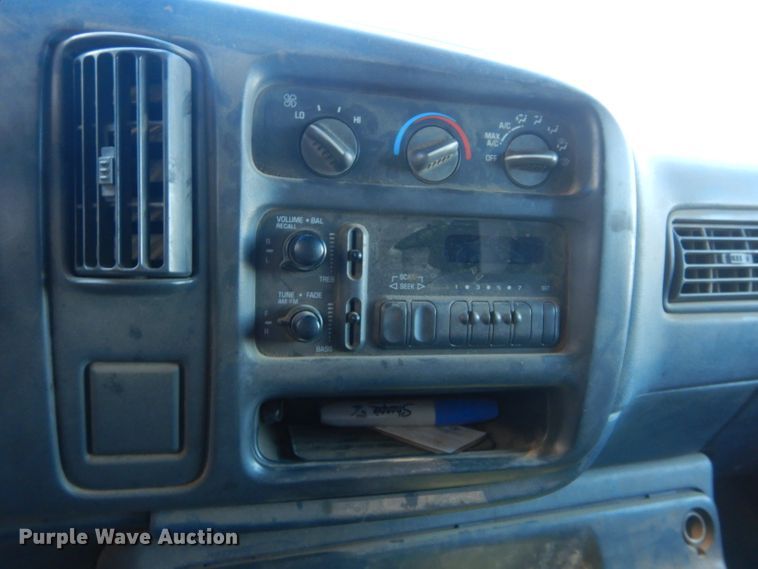 image for item DH3620 2000 Chevrolet Express 3500 box truck