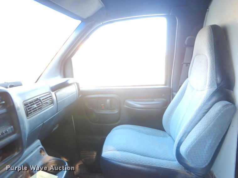 image for item DH3620 2000 Chevrolet Express 3500 box truck