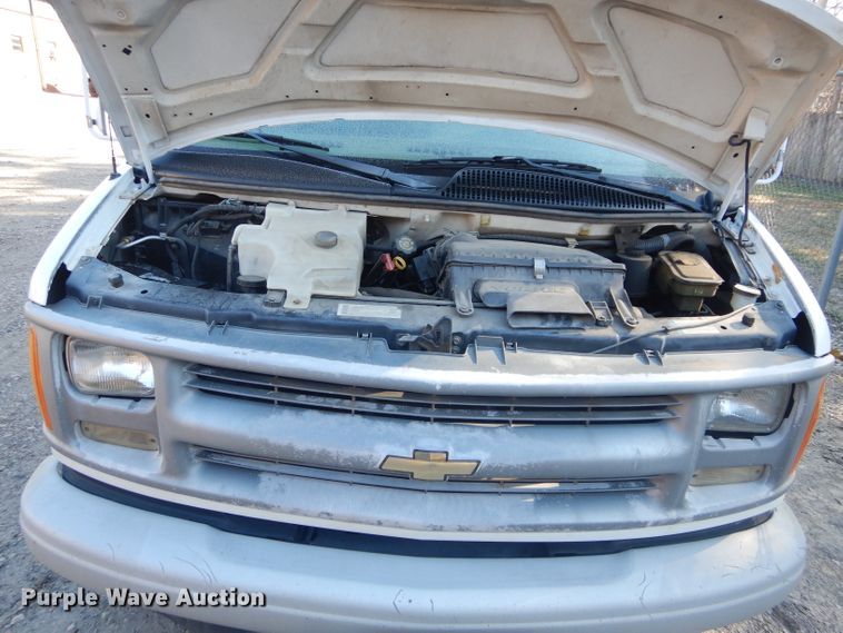 image for item DH3620 2000 Chevrolet Express 3500 box truck