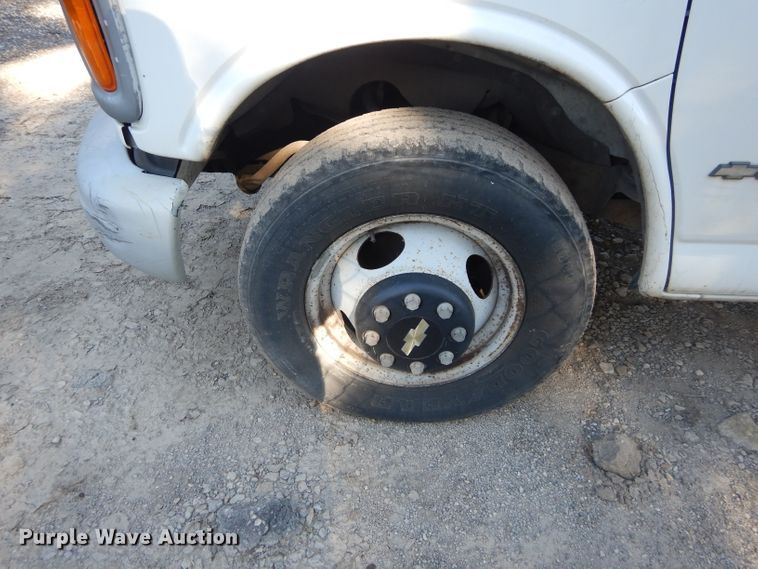 image for item DH3620 2000 Chevrolet Express 3500 box truck