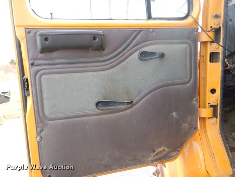 image for item DI2361 1997 International 4900 dump truck