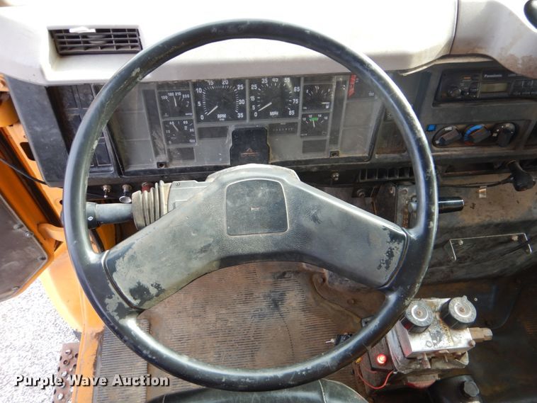 image for item DI2361 1997 International 4900 dump truck