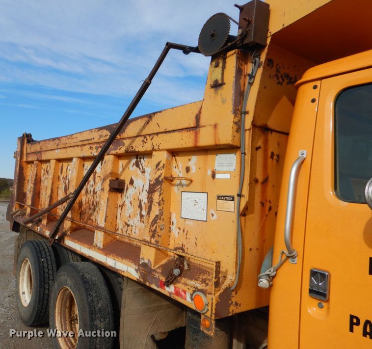 image for item DI2361 1997 International 4900 dump truck