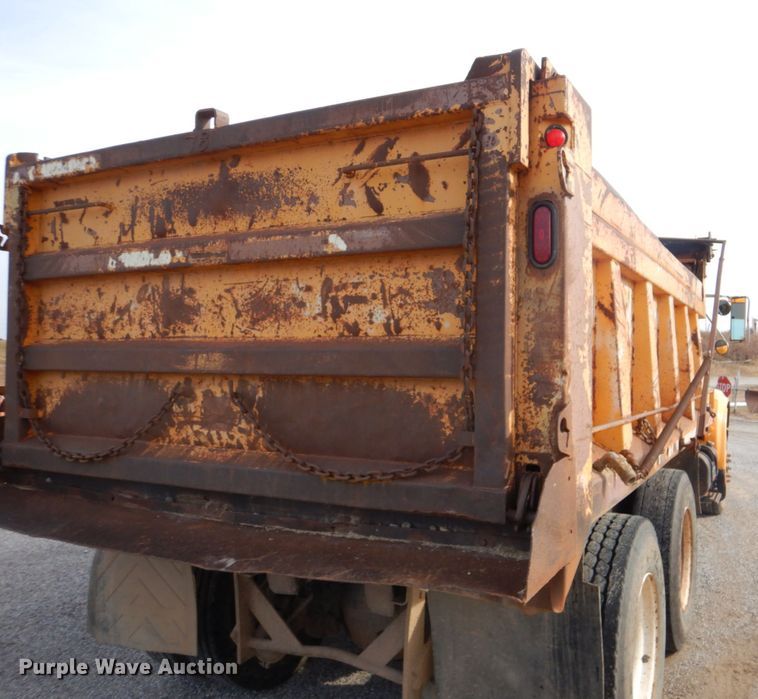 image for item DI2361 1997 International 4900 dump truck