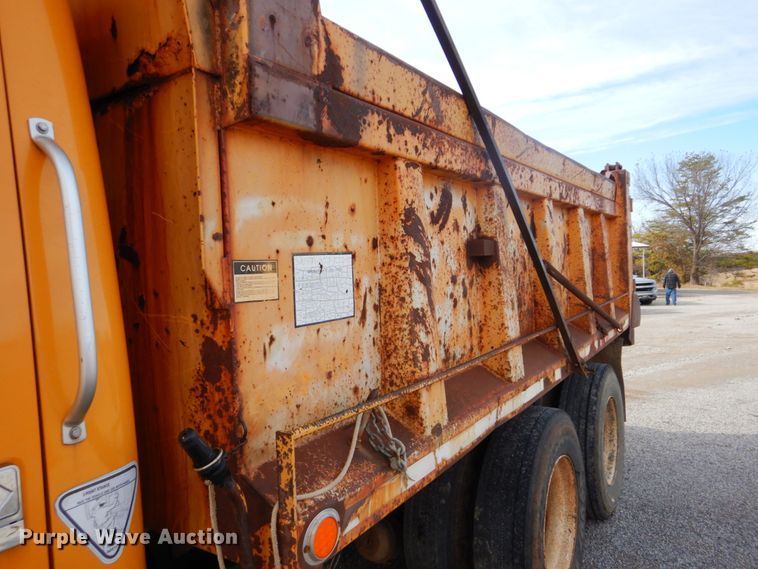 image for item DI2361 1997 International 4900 dump truck