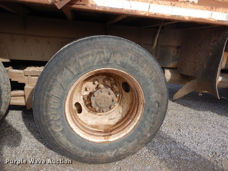 image for item DI2361 1997 International 4900 dump truck