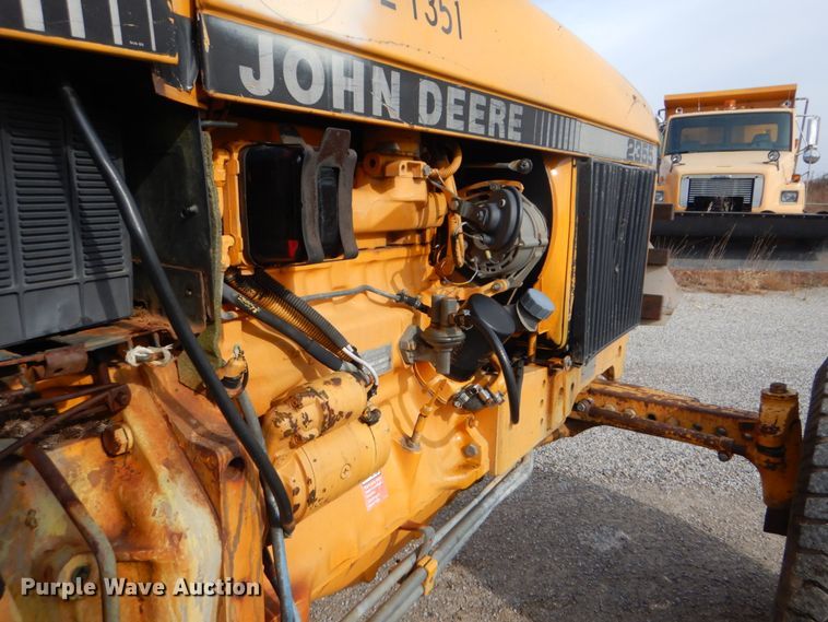 image for item DI2362 John Deere 2355 tractor