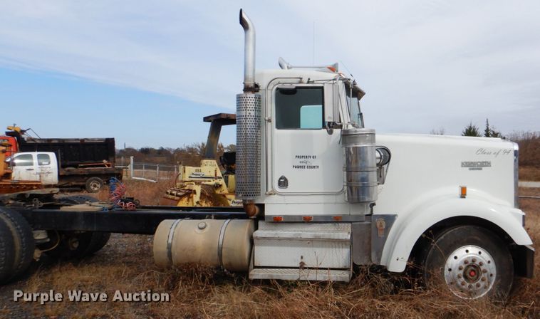image for item DI2367 1994 Kenworth W900 semi truck