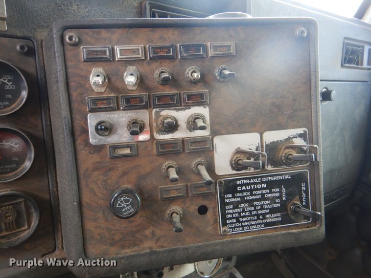 image for item DI2367 1994 Kenworth W900 semi truck