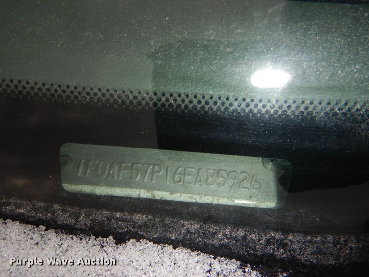 image for item DI2717 2006 Ford F550 Super Duty XL utility truck with crane