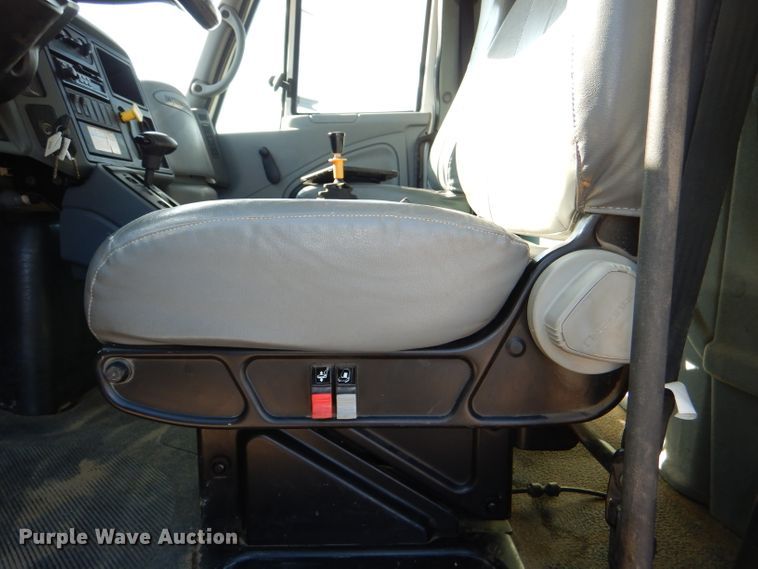 image for item DI2723 2004 International 7400 dump truck