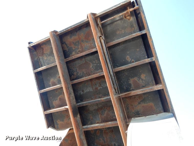 image for item DI2723 2004 International 7400 dump truck