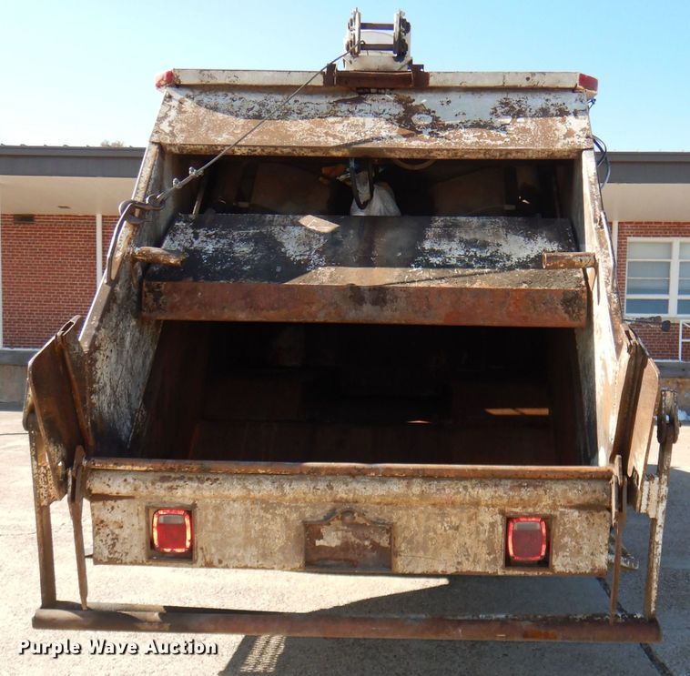 image for item DI2741 1991 Ford F700 refuse truck
