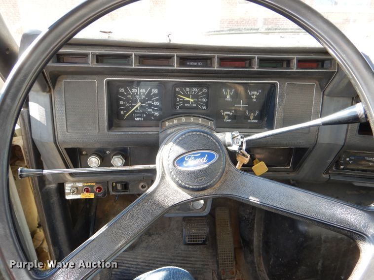 image for item DI2741 1991 Ford F700 refuse truck