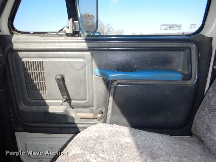 image for item DI2741 1991 Ford F700 refuse truck