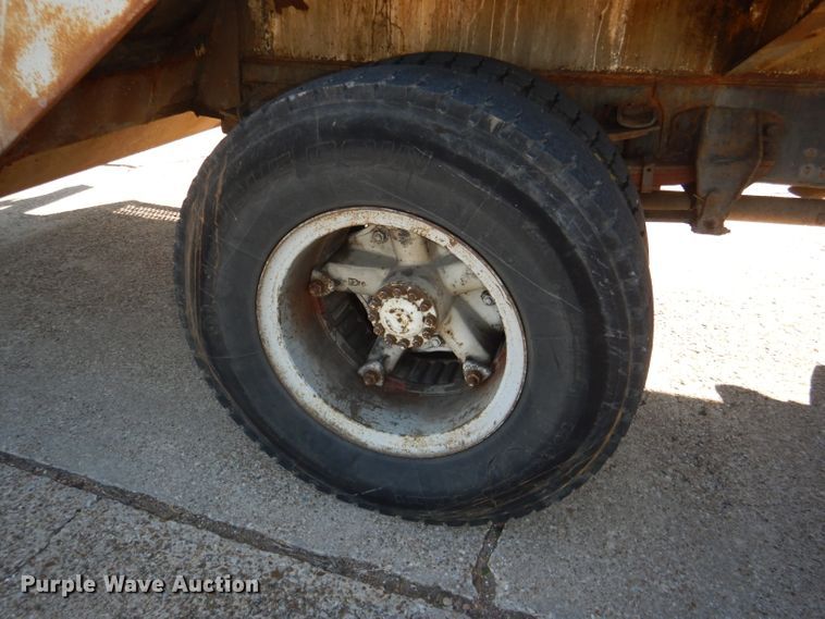 image for item DI2741 1991 Ford F700 refuse truck