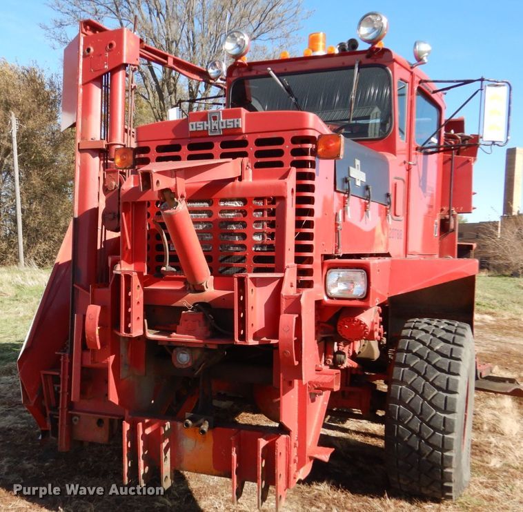 image for item EC9063 1988 Oshkosh P-256-SP spreader truck