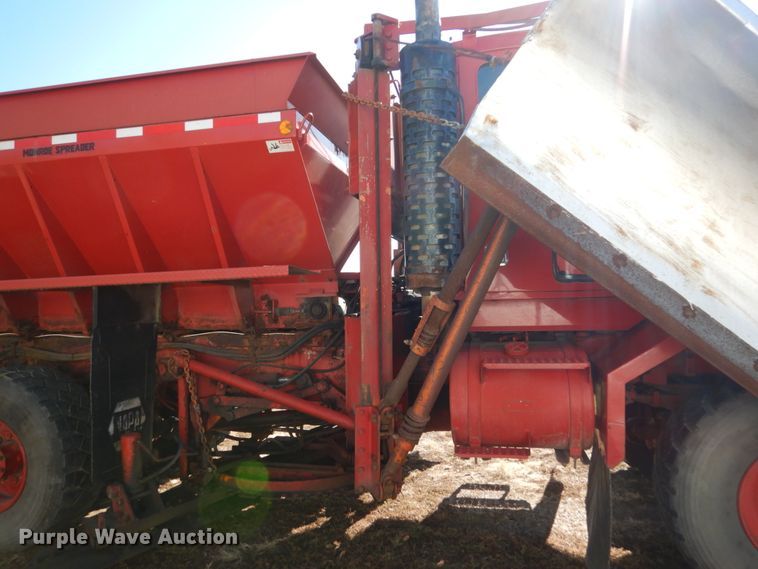 image for item EC9063 1988 Oshkosh P-256-SP spreader truck