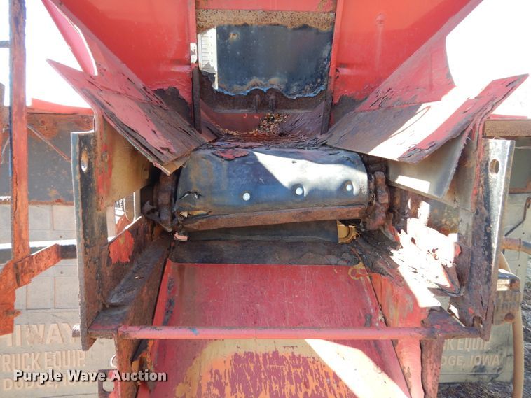 image for item EC9063 1988 Oshkosh P-256-SP spreader truck